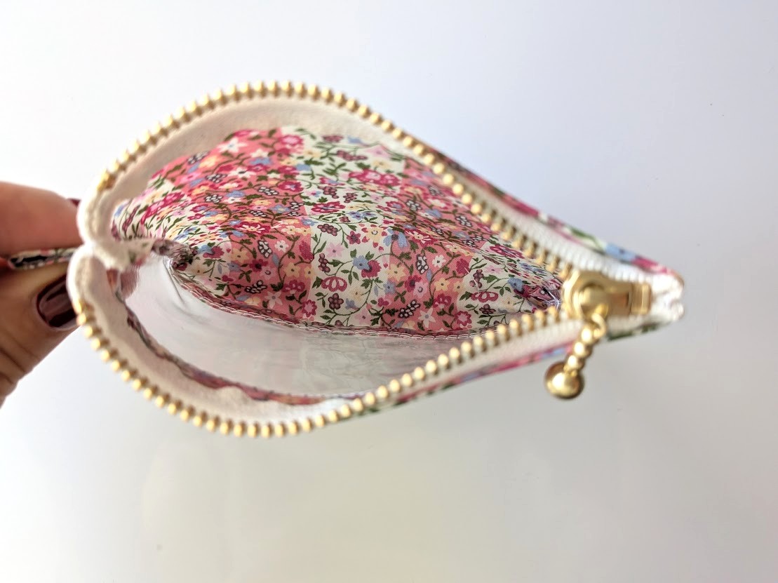 xxs-3 カードサイズ クリアポーチ ヘリオット リバティ ラミネート ♡1977年にリバティのために手描きでデザインされた美しい植物柄です - 画像 (6)