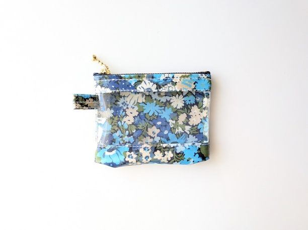 xxs-3 カードサイズ クリアポーチ ソープ リバティ ラミネート ♡1930年代のリバティ社の花柄を思い起こさせるような柄