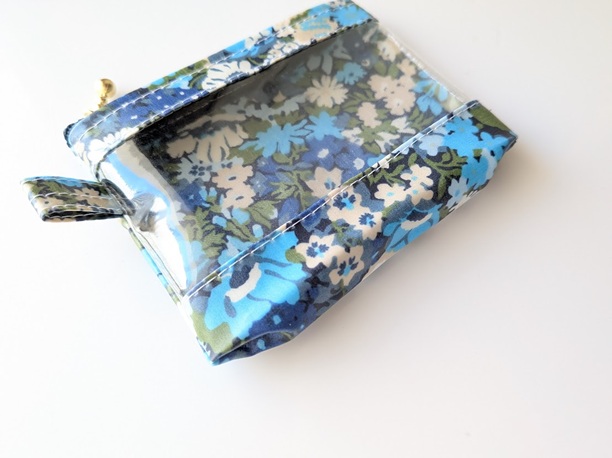 xxs-3 カードサイズ クリアポーチ ソープ リバティ ラミネート ♡1930年代のリバティ社の花柄を思い起こさせるような柄 - 画像 (4)