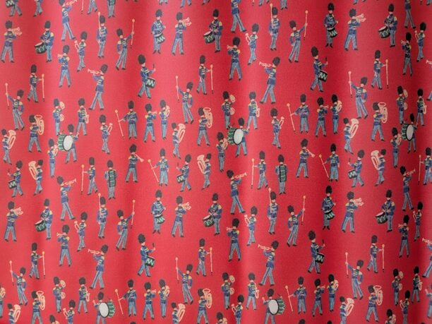 リバティ柄図鑑|ミュージカル・マーチ(Musical March)軍楽隊の行進を描いたロンドンコレクションの魅力