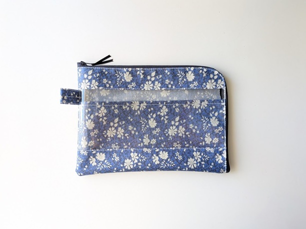 仕切り付き A5 L字ファスナークリアポーチ カペルペッパー リバティ ラミネート ♡「カペル」と「ペッパー」という2つのアイコニックな定番柄がシームレスに融合しました