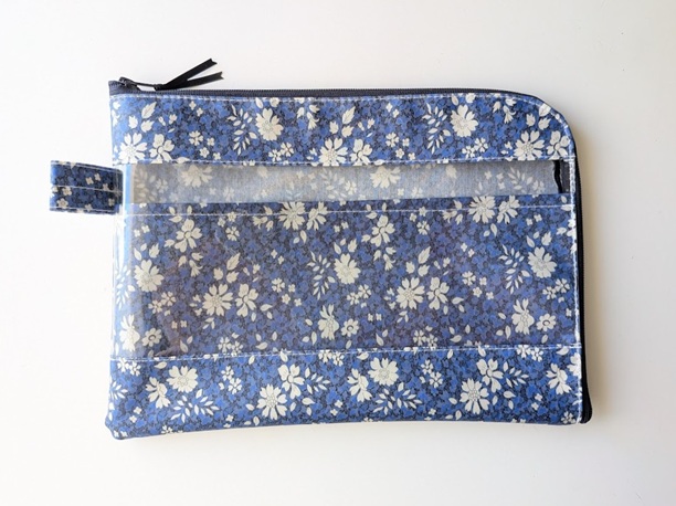 仕切り付き A5 L字ファスナークリアポーチ カペルペッパー リバティ ラミネート ♡「カペル」と「ペッパー」という2つのアイコニックな定番柄がシームレスに融合しました - 画像 (2)