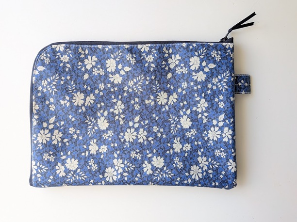 仕切り付き A5 L字ファスナークリアポーチ カペルペッパー リバティ ラミネート ♡「カペル」と「ペッパー」という2つのアイコニックな定番柄がシームレスに融合しました - 画像 (3)