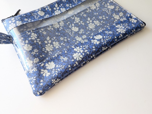 仕切り付き A5 L字ファスナークリアポーチ カペルペッパー リバティ ラミネート ♡「カペル」と「ペッパー」という2つのアイコニックな定番柄がシームレスに融合しました - 画像 (4)