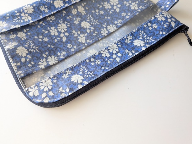 仕切り付き A5 L字ファスナークリアポーチ カペルペッパー リバティ ラミネート ♡「カペル」と「ペッパー」という2つのアイコニックな定番柄がシームレスに融合しました - 画像 (5)