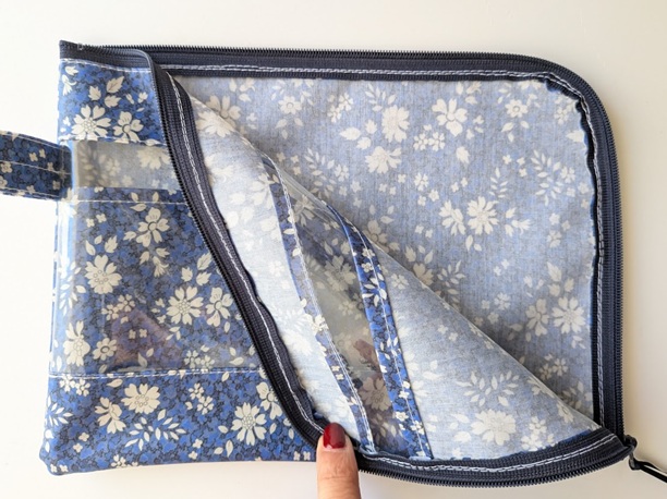 仕切り付き A5 L字ファスナークリアポーチ カペルペッパー リバティ ラミネート ♡「カペル」と「ペッパー」という2つのアイコニックな定番柄がシームレスに融合しました - 画像 (6)