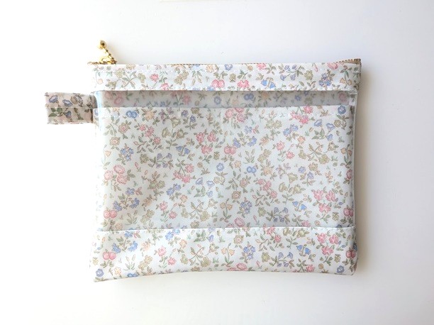 仕切りつきM-3 18.5×15 クリアポーチ メドゥスウィート リバティ ラミネート ♡魅力あふれるフローラルプリント