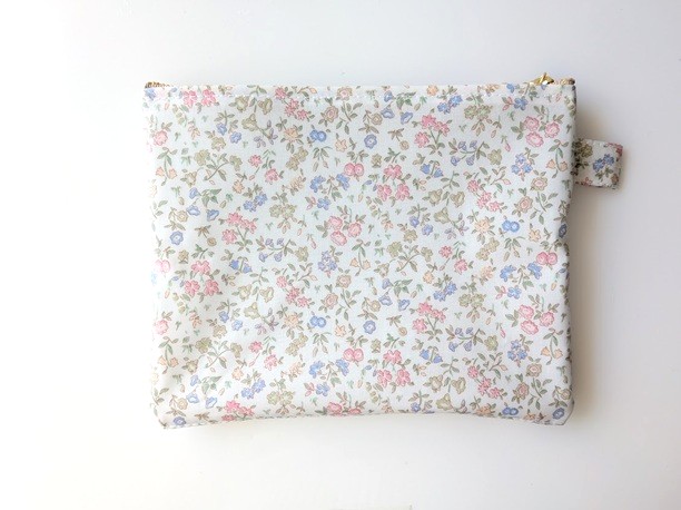 仕切りつきM-3 18.5×15 クリアポーチ メドゥスウィート リバティ ラミネート ♡魅力あふれるフローラルプリント - 画像 (2)