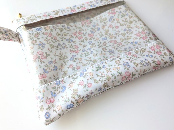 仕切りつきM-3 18.5×15 クリアポーチ メドゥスウィート リバティ ラミネート ♡魅力あふれるフローラルプリント - 画像 (3)