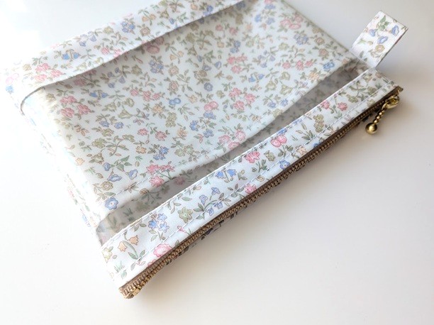 仕切りつきM-3 18.5×15 クリアポーチ メドゥスウィート リバティ ラミネート ♡魅力あふれるフローラルプリント - 画像 (4)