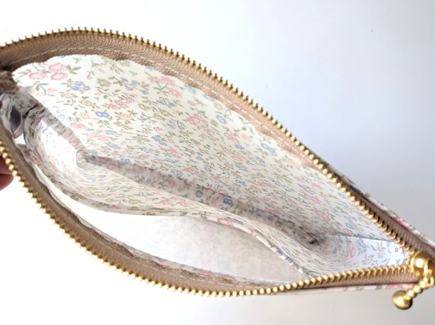 仕切りつきM-3 18.5×15 クリアポーチ メドゥスウィート リバティ ラミネート ♡魅力あふれるフローラルプリント - 画像 (5)