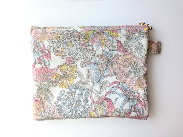 仕切りつきM-3 18.5×15 クリアポーチ アンジェリカガーラ リバティ ラミネート ♡大胆な大花 - 画像 (2)