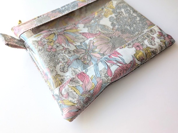 仕切りつきM-3 18.5×15 クリアポーチ アンジェリカガーラ リバティ ラミネート ♡大胆な大花 - 画像 (3)