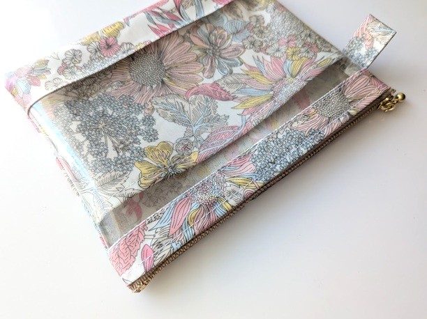 仕切りつきM-3 18.5×15 クリアポーチ アンジェリカガーラ リバティ ラミネート ♡大胆な大花 - 画像 (4)