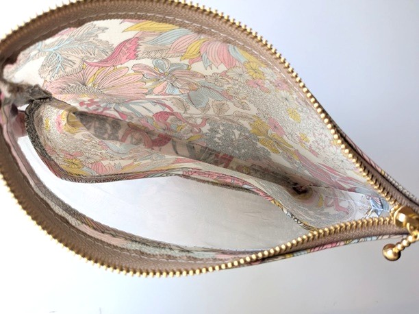 仕切りつきM-3 18.5×15 クリアポーチ アンジェリカガーラ リバティ ラミネート ♡大胆な大花 - 画像 (5)