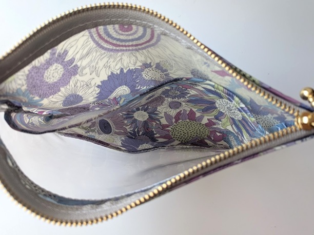 仕切りつきM-3 18.5×15 クリアポーチ スモールスザンナ リバティ ラミネート ♡大小さまざまなひまわり - 画像 (5)