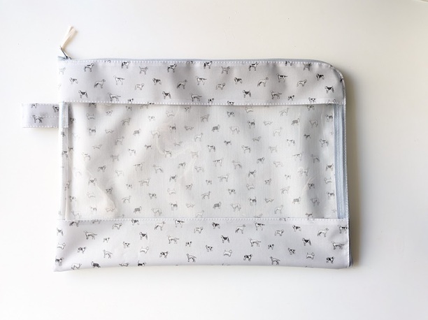 【アウトレット】A4 L字ファスナークリアポーチ マイベストフレンド リバティ ラミネート ♡詳細に描かれた犬のイラストが間隔をあけてレイアウトされています