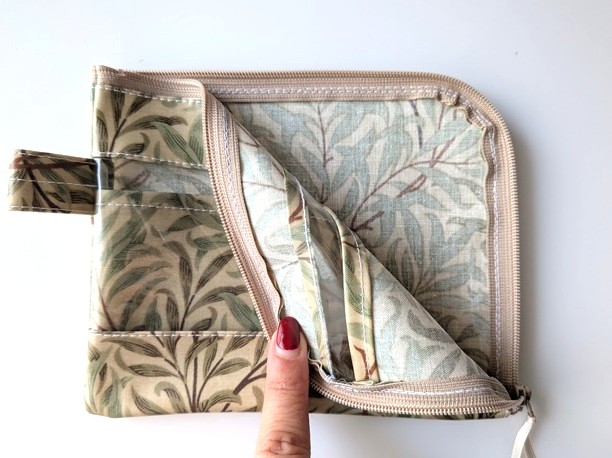 【現品限り・販売終了】仕切り付きA6 L字ファスナークリアポーチ お薬手帳 ウィローボウ ウィリアムモリス ラミネート ♡ - 画像 (5)