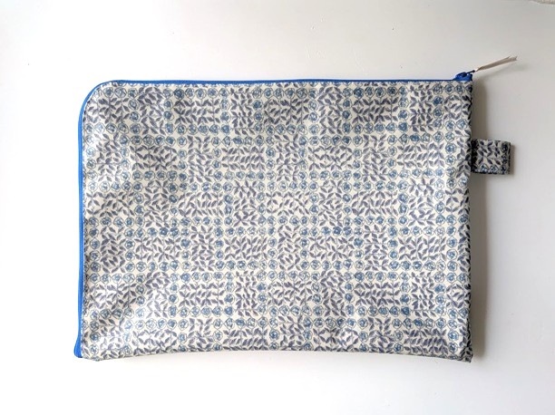 A4 L字ファスナークリアポーチ スリーピングローズ リバティ ラミネート ♡ミナペルホネンとのコラボerty London限定柄のTudor Belleがいよいよ日本でも展開 (複製) - 画像 (2)