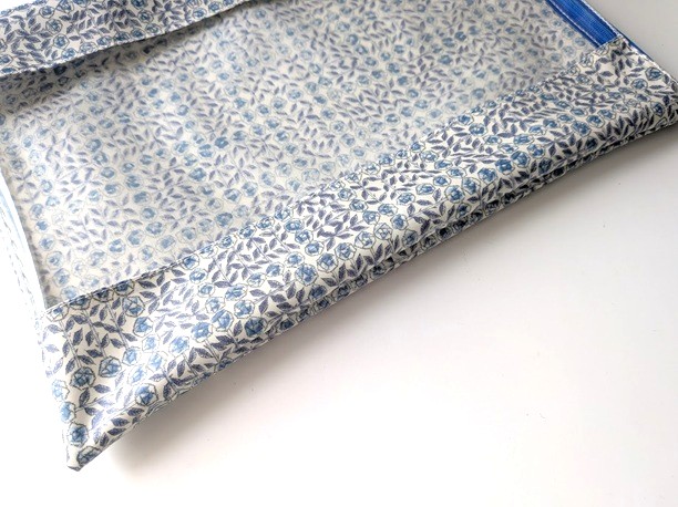 A4 L字ファスナークリアポーチ スリーピングローズ リバティ ラミネート ♡ミナペルホネンとのコラボerty London限定柄のTudor Belleがいよいよ日本でも展開 (複製) - 画像 (4)