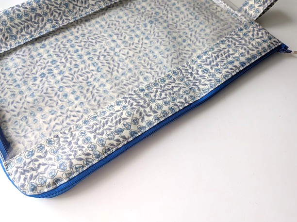 A4 L字ファスナークリアポーチ スリーピングローズ リバティ ラミネート ♡ミナペルホネンとのコラボerty London限定柄のTudor Belleがいよいよ日本でも展開 (複製) - 画像 (3)