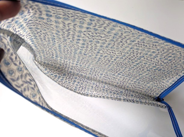 A4 L字ファスナークリアポーチ スリーピングローズ リバティ ラミネート ♡ミナペルホネンとのコラボerty London限定柄のTudor Belleがいよいよ日本でも展開 (複製) - 画像 (6)