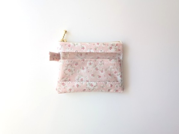 仕切り付きxxs-3 カードサイズ クリアポーチ ジョアンナ リバティ ラミネート ♡大小の様々なドットの中に小さなバラが散りばめられた、レトロ&ロマンチックなデザイン