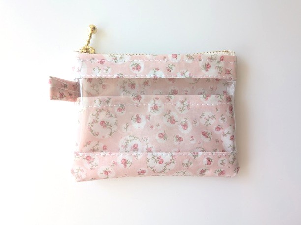 仕切り付きxxs-3 カードサイズ クリアポーチ ジョアンナ リバティ ラミネート ♡大小の様々なドットの中に小さなバラが散りばめられた、レトロ&ロマンチックなデザイン - 画像 (2)