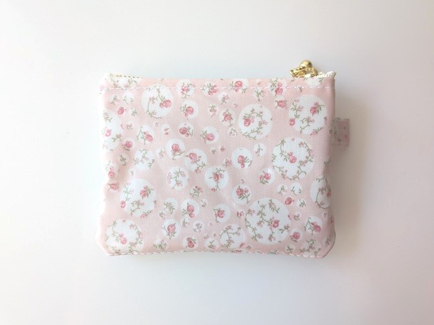 仕切り付きxxs-3 カードサイズ クリアポーチ ジョアンナ リバティ ラミネート ♡大小の様々なドットの中に小さなバラが散りばめられた、レトロ&ロマンチックなデザイン - 画像 (3)