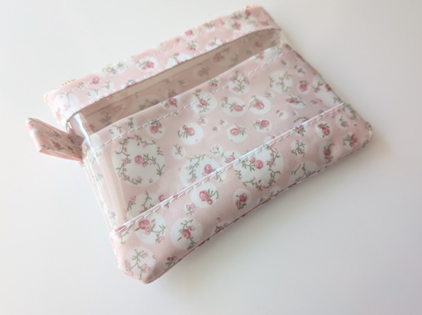 仕切り付きxxs-3 カードサイズ クリアポーチ ジョアンナ リバティ ラミネート ♡大小の様々なドットの中に小さなバラが散りばめられた、レトロ&ロマンチックなデザイン - 画像 (4)