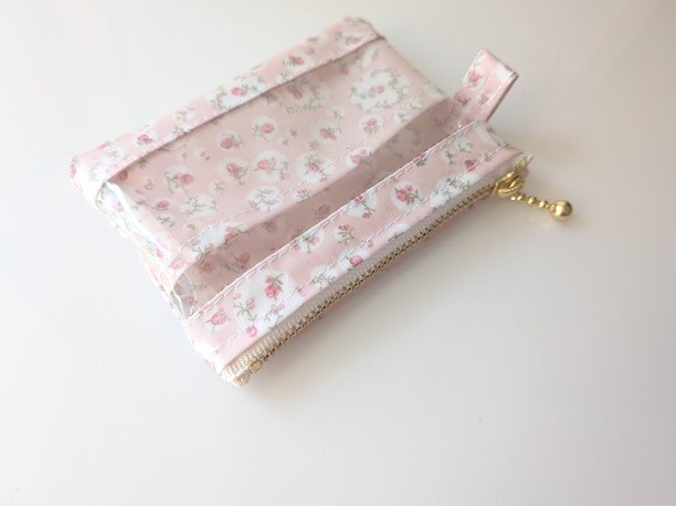 仕切り付きxxs-3 カードサイズ クリアポーチ ジョアンナ リバティ ラミネート ♡大小の様々なドットの中に小さなバラが散りばめられた、レトロ&ロマンチックなデザイン - 画像 (5)