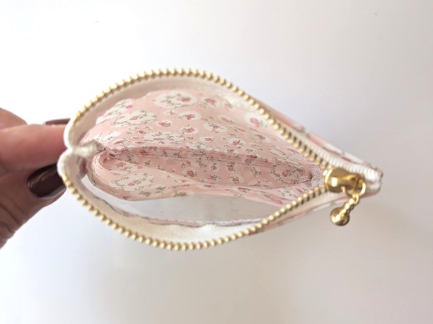 仕切り付きxxs-3 カードサイズ クリアポーチ ジョアンナ リバティ ラミネート ♡大小の様々なドットの中に小さなバラが散りばめられた、レトロ&ロマンチックなデザイン - 画像 (6)