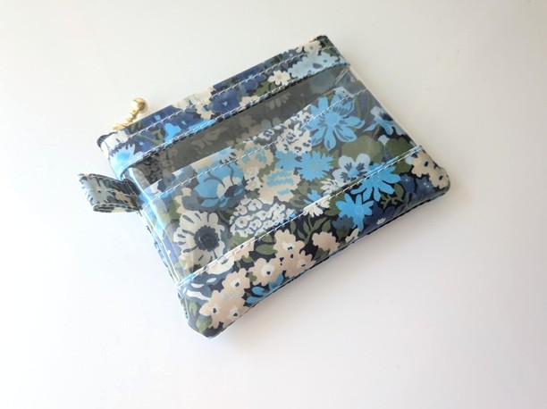 仕切り付きxxs-3 カードサイズ クリアポーチ ソープ リバティ ラミネート ♡1968年にハーバードスタジオがデザインした柄 - 画像 (4)