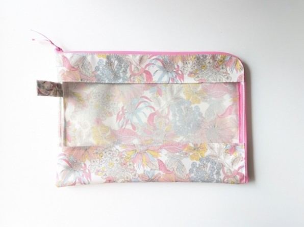 B5 L字ファスナークリアポーチ アンジェリカガーラ ラミネート ♡大胆な大花