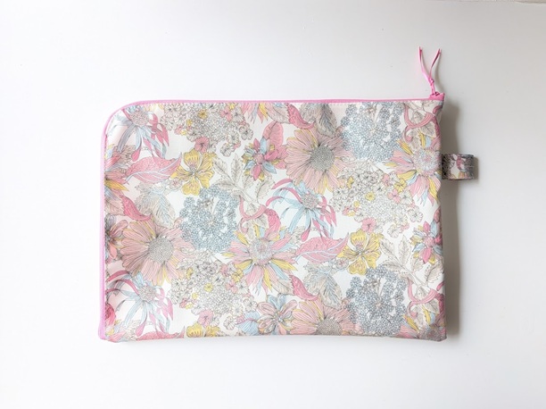 B5 L字ファスナークリアポーチ アンジェリカガーラ ラミネート ♡大胆な大花 - 画像 (2)