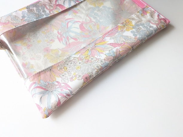 B5 L字ファスナークリアポーチ アンジェリカガーラ ラミネート ♡大胆な大花 - 画像 (3)