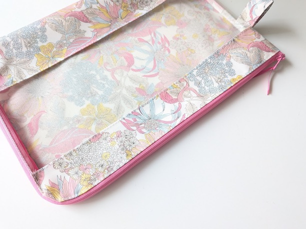 B5 L字ファスナークリアポーチ アンジェリカガーラ ラミネート ♡大胆な大花 - 画像 (4)