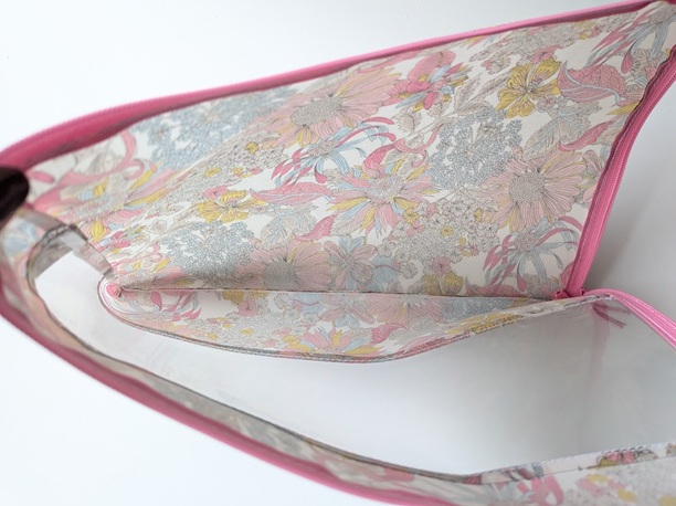 B5 L字ファスナークリアポーチ アンジェリカガーラ ラミネート ♡大胆な大花 - 画像 (6)