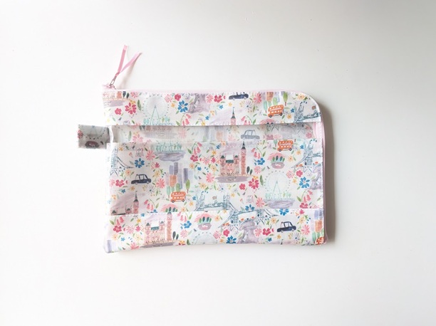 仕切り付き A5 L字ファスナークリアポーチ プライドアンドブルーム リバティ ラミネート ♡ロンドンの街を象徴する風景を表情豊かなインクのスケッチで表現