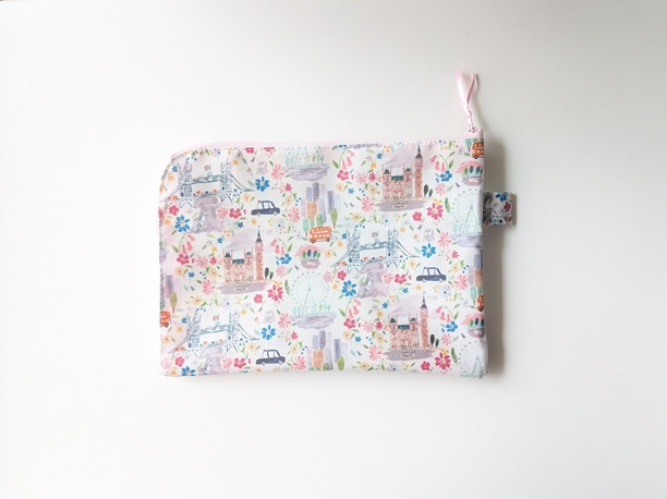 仕切り付き A5 L字ファスナークリアポーチ プライドアンドブルーム リバティ ラミネート ♡ロンドンの街を象徴する風景を表情豊かなインクのスケッチで表現 - 画像 (2)