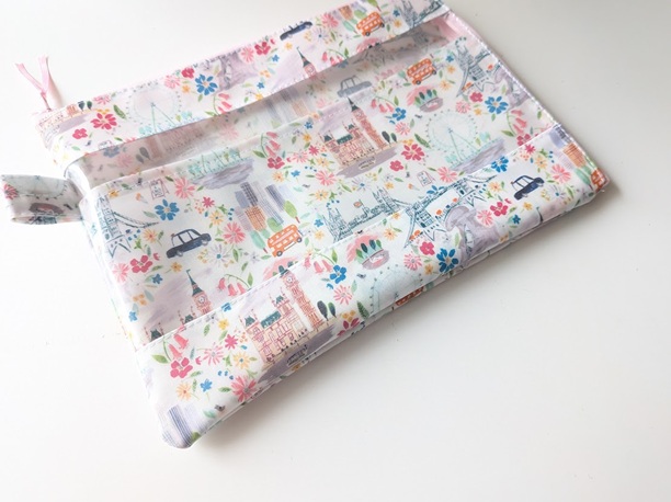 仕切り付き A5 L字ファスナークリアポーチ プライドアンドブルーム リバティ ラミネート ♡ロンドンの街を象徴する風景を表情豊かなインクのスケッチで表現 - 画像 (3)