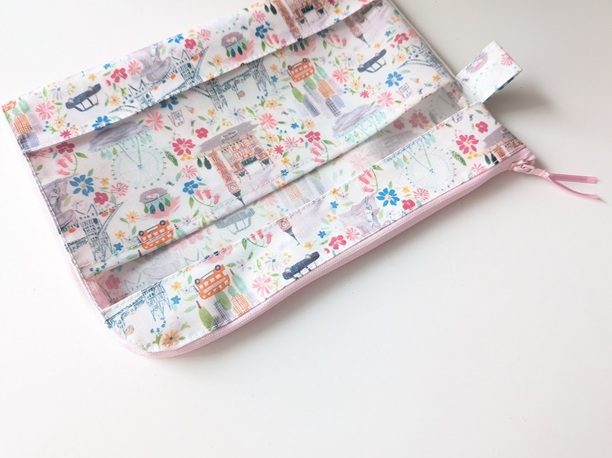 仕切り付き A5 L字ファスナークリアポーチ プライドアンドブルーム リバティ ラミネート ♡ロンドンの街を象徴する風景を表情豊かなインクのスケッチで表現 - 画像 (4)