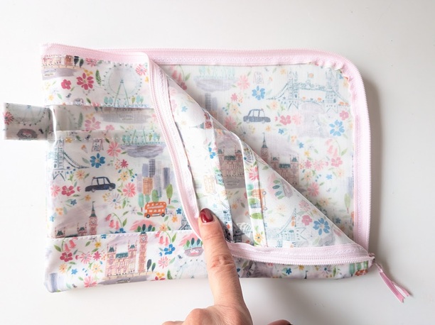 仕切り付き A5 L字ファスナークリアポーチ プライドアンドブルーム リバティ ラミネート ♡ロンドンの街を象徴する風景を表情豊かなインクのスケッチで表現 - 画像 (5)