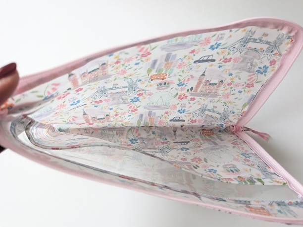 仕切り付き A5 L字ファスナークリアポーチ プライドアンドブルーム リバティ ラミネート ♡ロンドンの街を象徴する風景を表情豊かなインクのスケッチで表現 - 画像 (6)