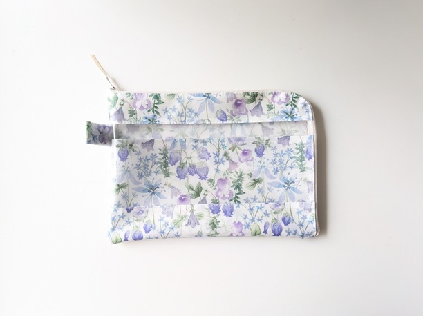 仕切り付き A5 L字ファスナークリアポーチ ハクバ リバティ ラミネート ♡豊かな植物の宝庫としても知られる日本の白馬岳へのオマージュとして制作されたこのパターン