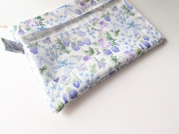 仕切り付き A5 L字ファスナークリアポーチ ハクバ リバティ ラミネート ♡豊かな植物の宝庫としても知られる日本の白馬岳へのオマージュとして制作されたこのパターン - 画像 (3)