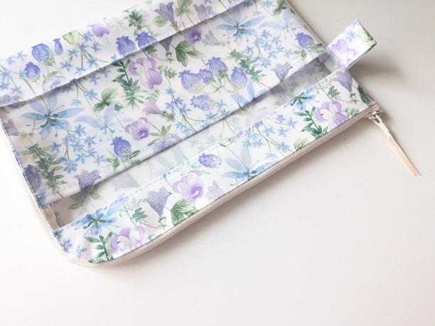 仕切り付き A5 L字ファスナークリアポーチ ハクバ リバティ ラミネート ♡豊かな植物の宝庫としても知られる日本の白馬岳へのオマージュとして制作されたこのパターン - 画像 (4)