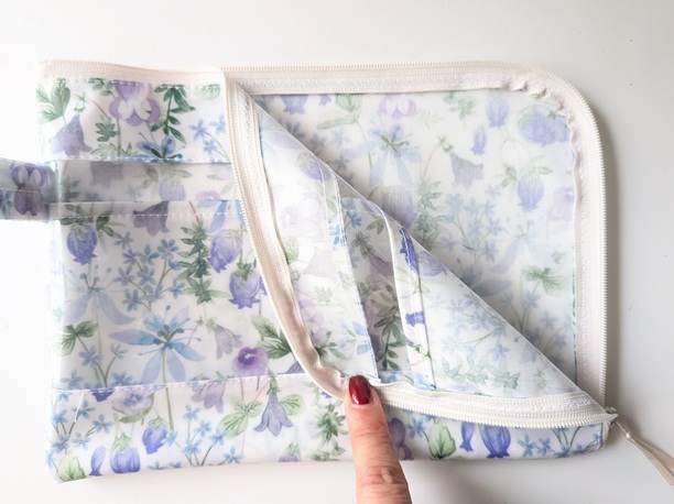 仕切り付き A5 L字ファスナークリアポーチ ハクバ リバティ ラミネート ♡豊かな植物の宝庫としても知られる日本の白馬岳へのオマージュとして制作されたこのパターン - 画像 (5)