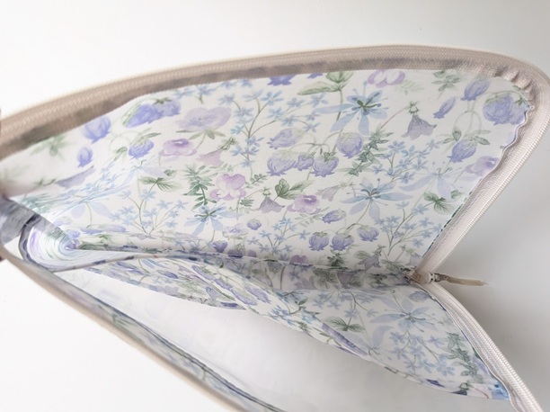 仕切り付き A5 L字ファスナークリアポーチ ハクバ リバティ ラミネート ♡豊かな植物の宝庫としても知られる日本の白馬岳へのオマージュとして制作されたこのパターン - 画像 (6)