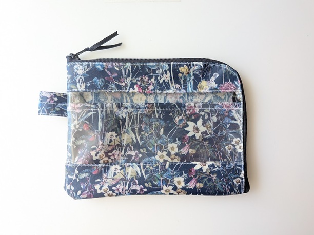 ★新商品★ カード入れ付き A6(お薬手帳)L字ファスナークリアポーチ 仕切り付き リバティ ラミネート ワイルドフラワーズ